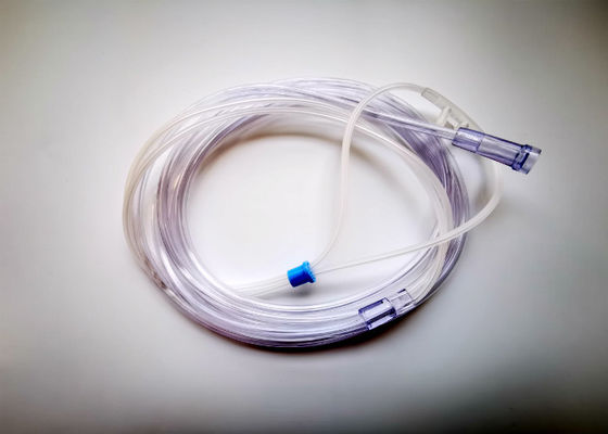 Bañando el tubo de la cánula nasal suave